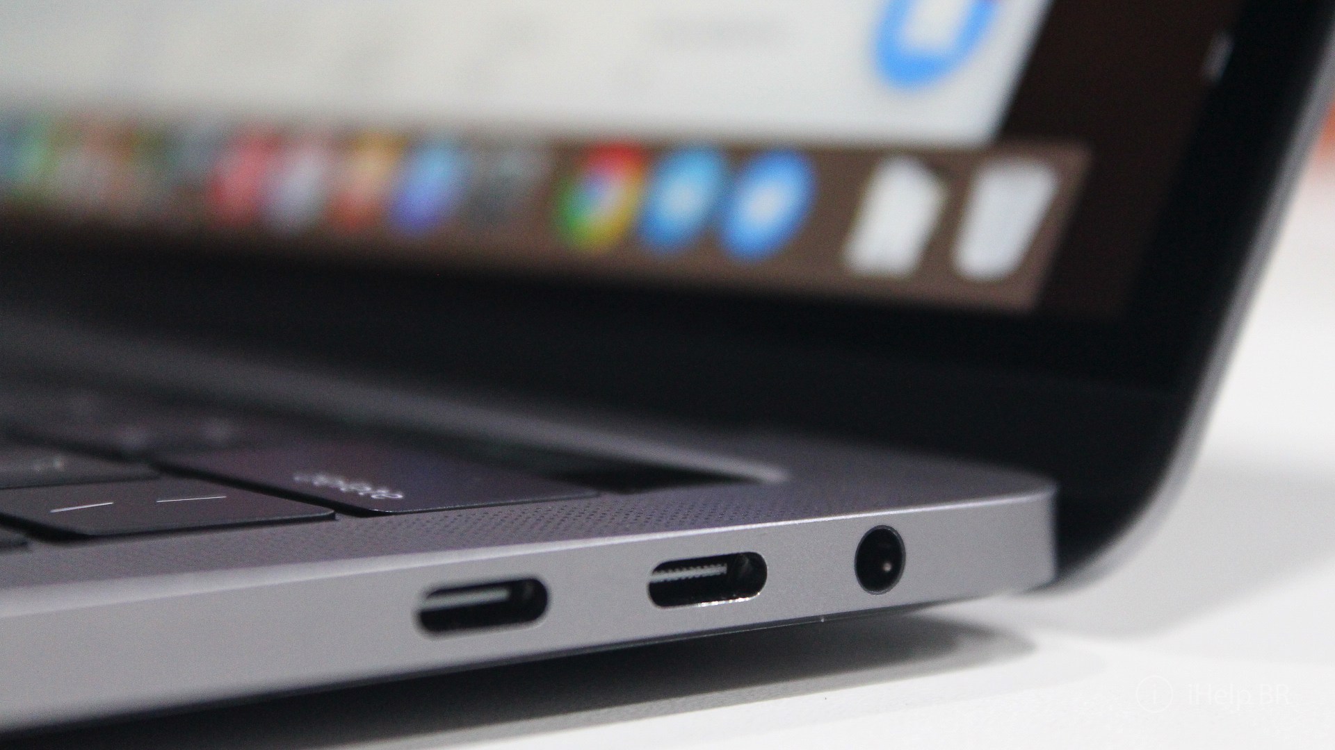 Solving: Headphone jack only works on one side on Macbook